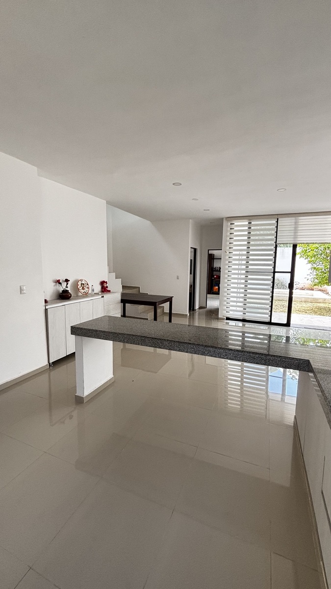 11 of 23: cocina con vista a jardin