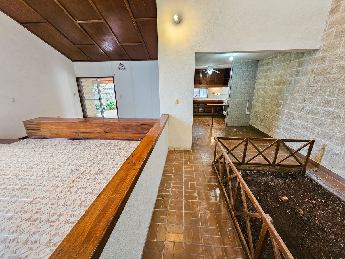 8 of 24: Sala y Jardín