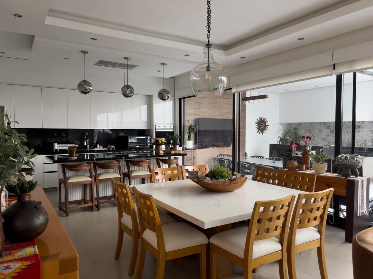 6 de 29: Area social con cocina y acceso a terraza