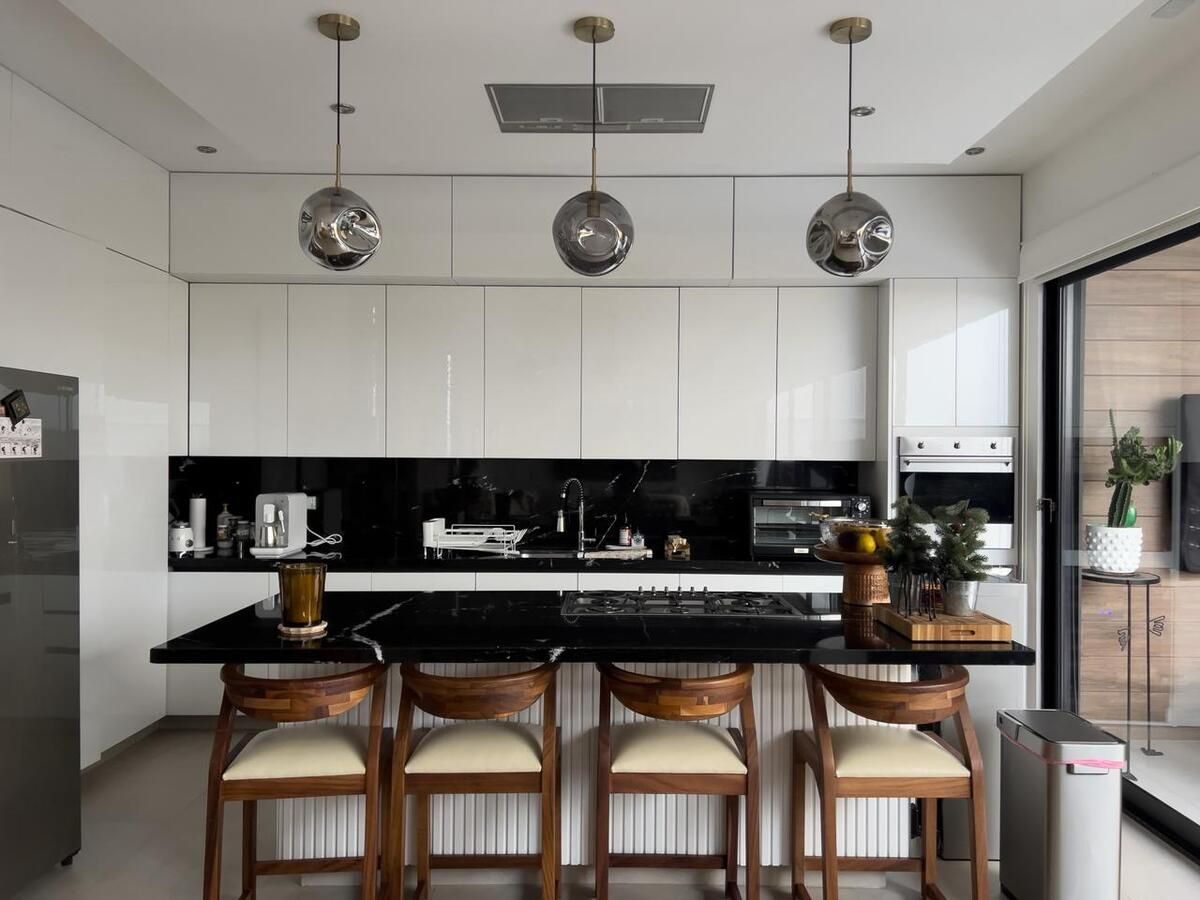 8 de 29: Cocina y barra de mármol