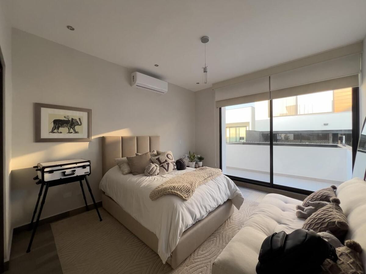 24 de 29: Recámara secundaria con balcón