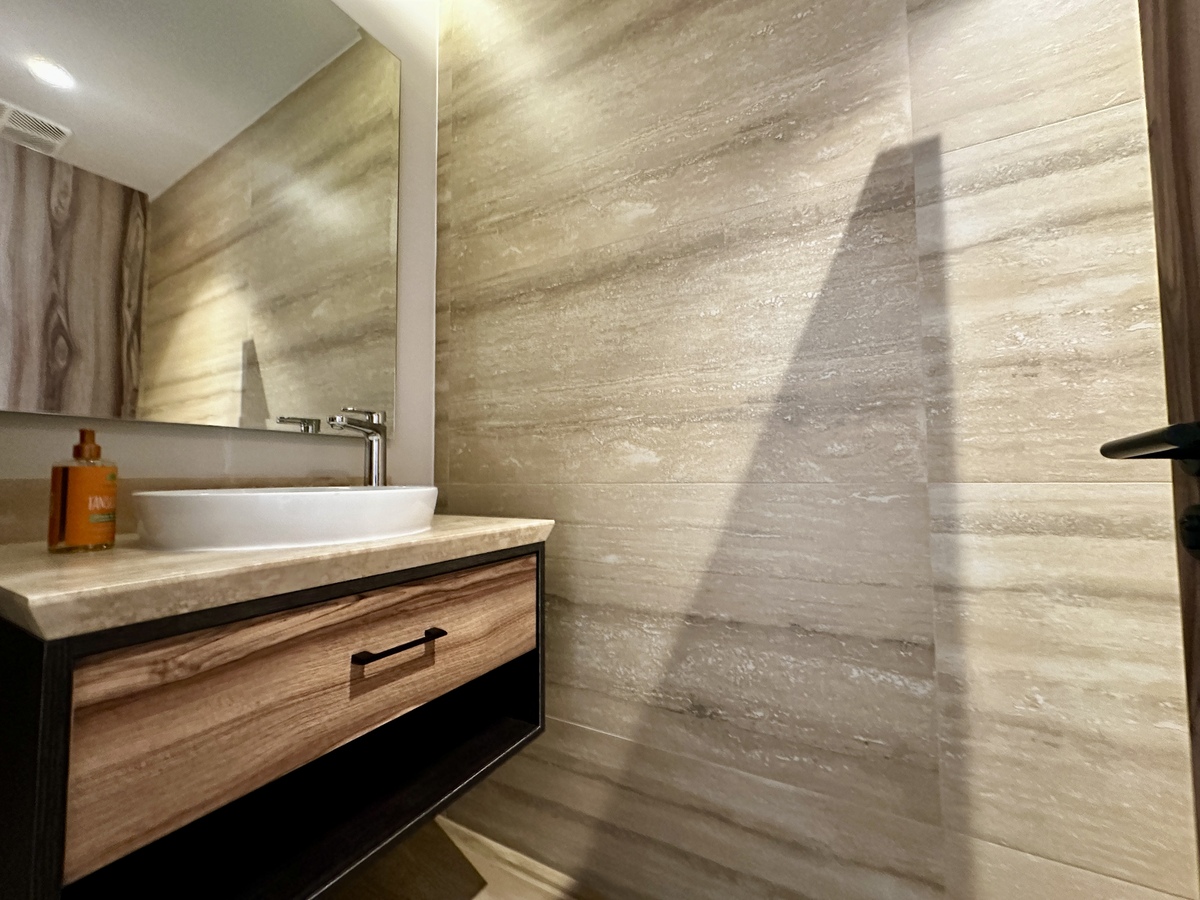 5 of 22: Medio Baño de Visitas