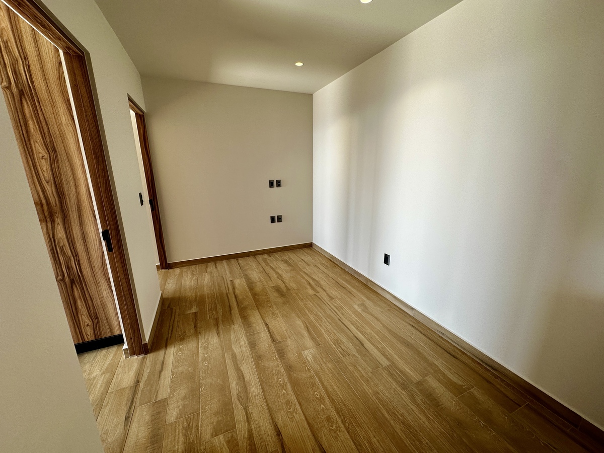 9 of 22: Área de TV o Family Room otra vista