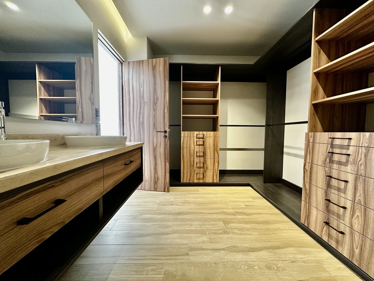 13 of 22: Vestidor recámara principal