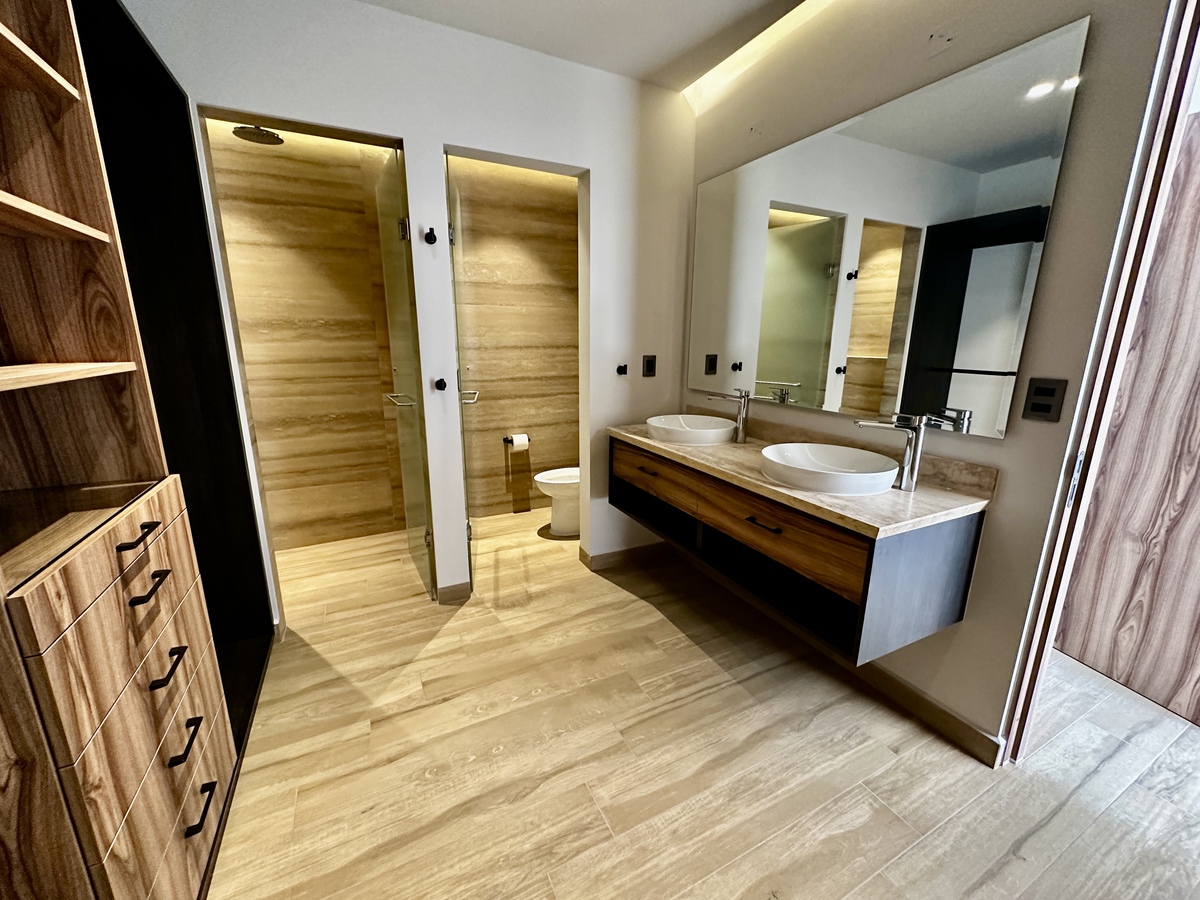 14 of 22: Vestidor recámara principal y baño completo