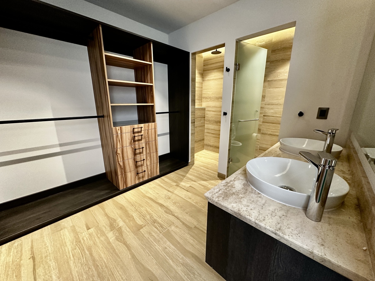 15 of 22: Vestidor recámara principal y baño completo otra vista