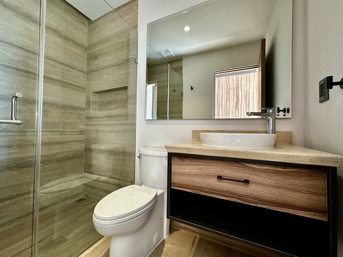 18 of 22: Baño completo recámara secundaria