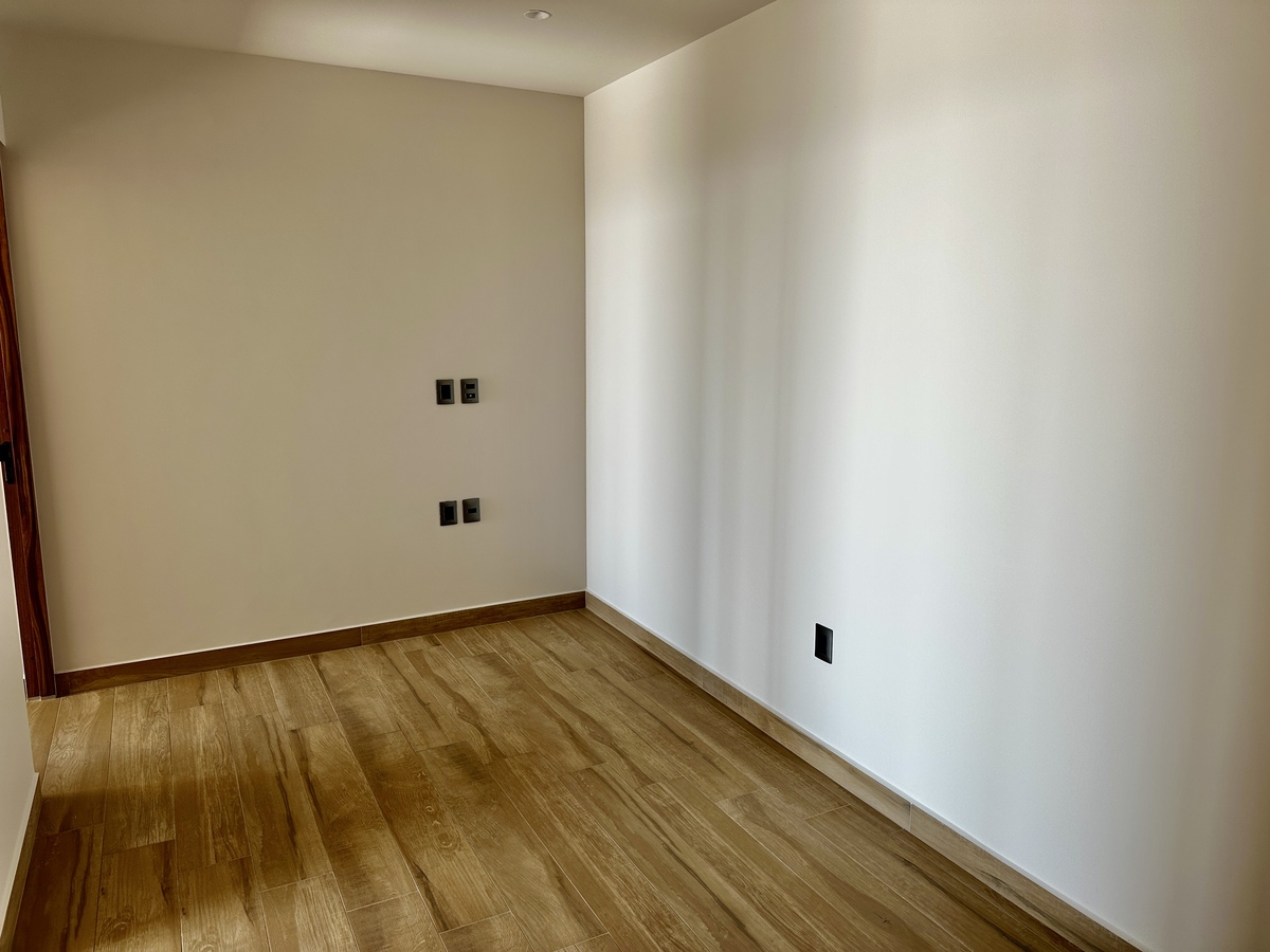 10 of 22: Área de TV o Family Room otra vista