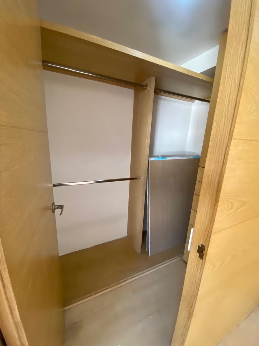 5 of 8: Closet recámara principal