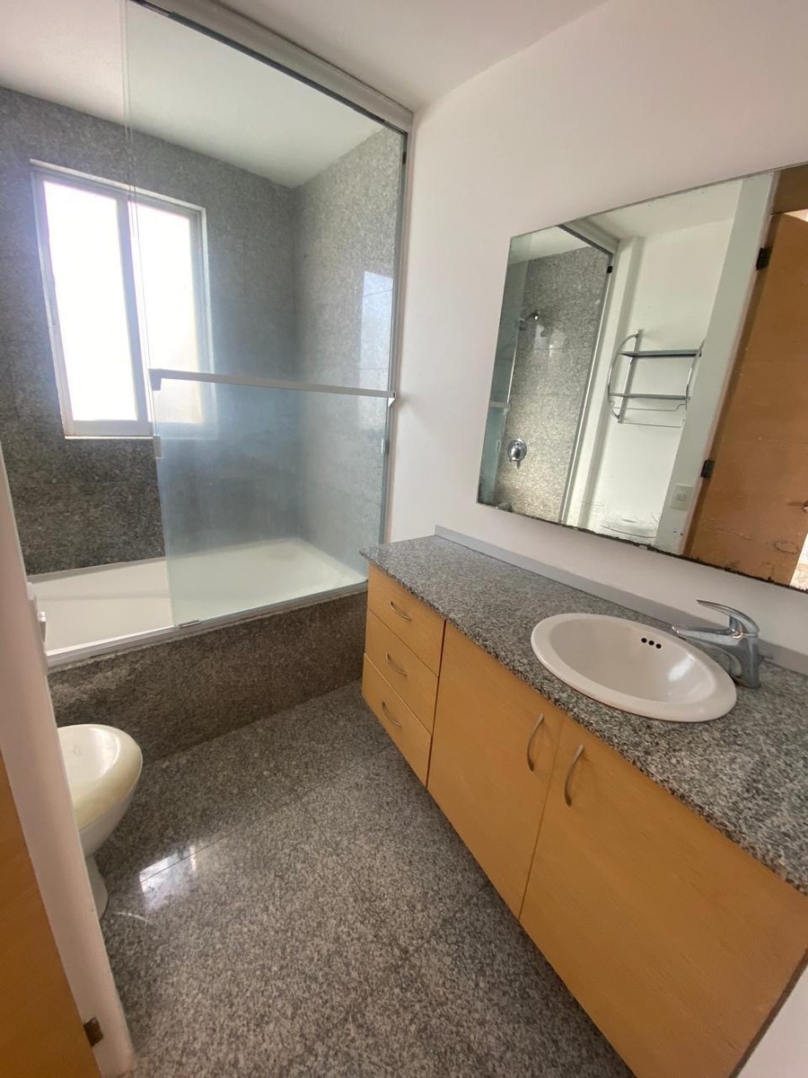 6 of 8: Baño recámara principal