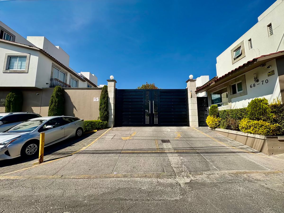 2 de 32: ENTRADA CONDOMINIO