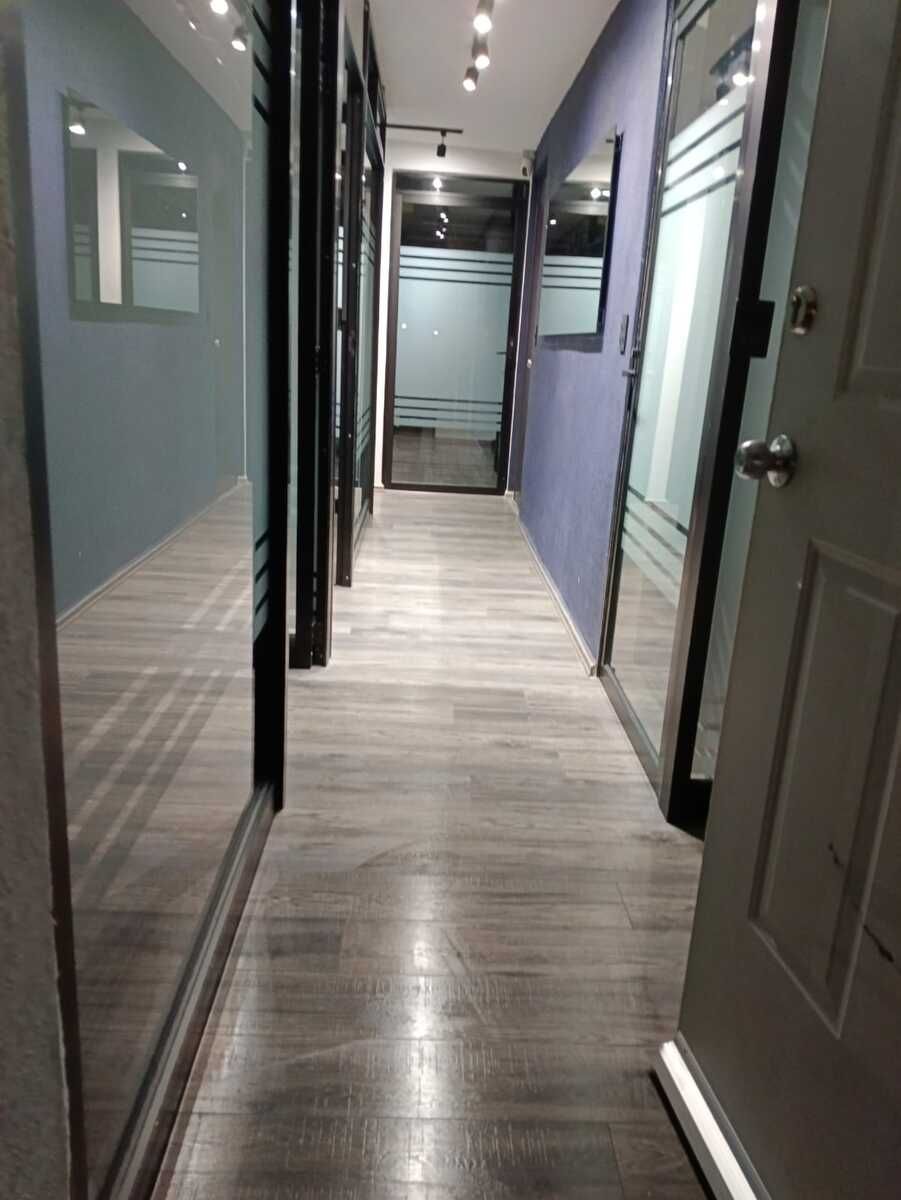 2 de 6: Pasillo de acceso a oficinas