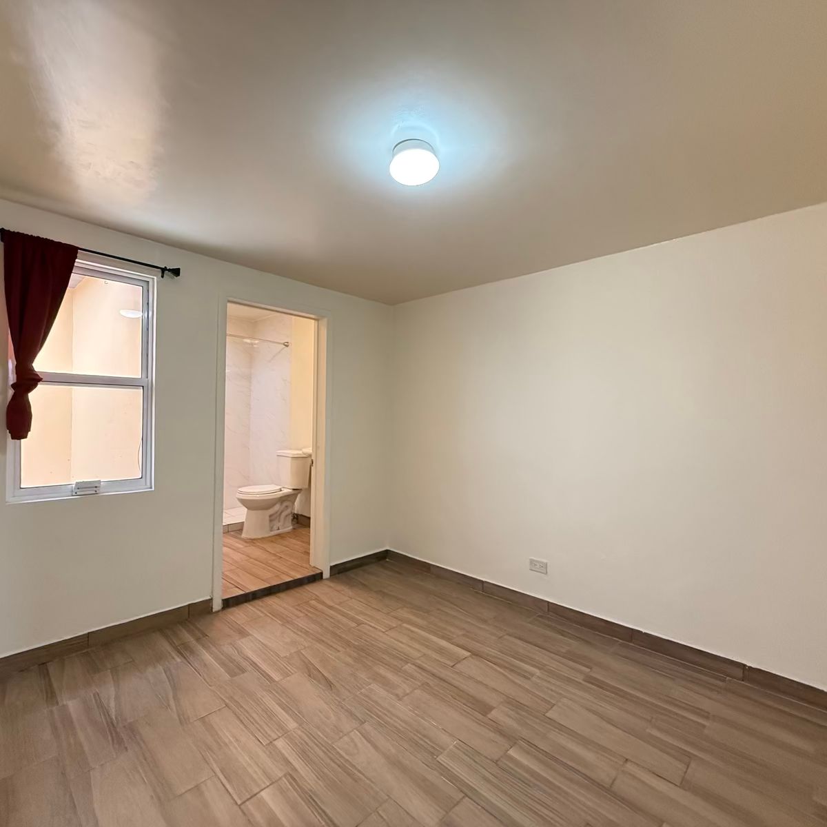 9 of 16: cuarto principal con su bañó completó