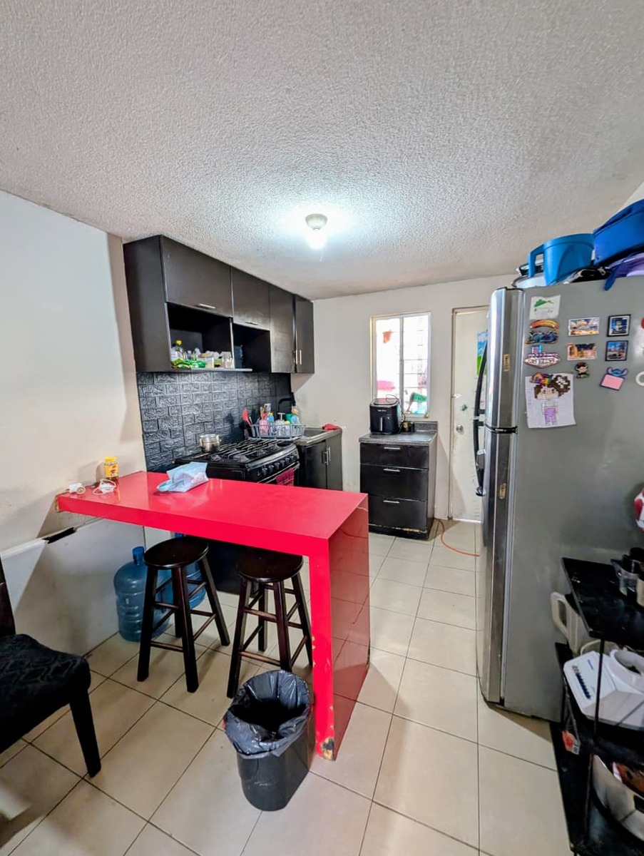 4 of 7: Cocina e isla