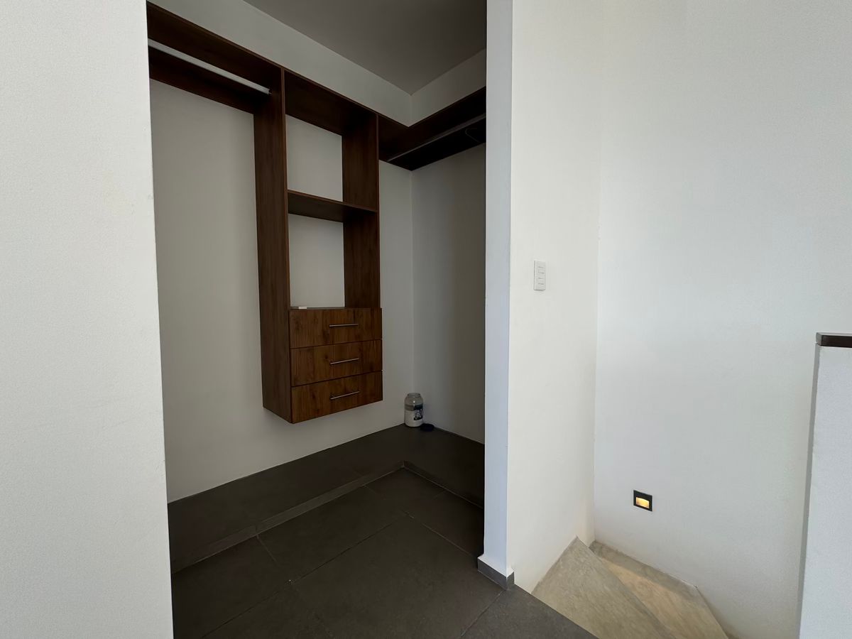 11 of 11: Closet Vestidor