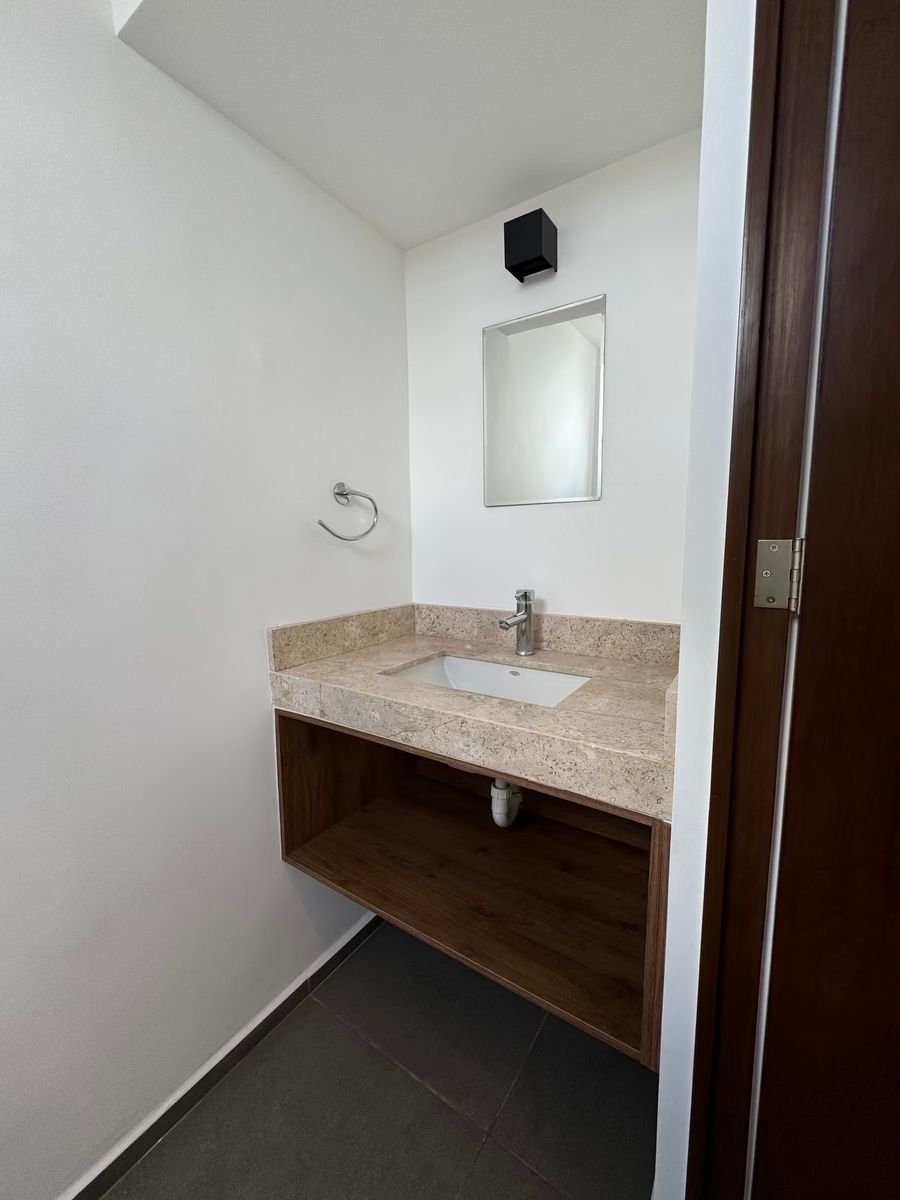 7 of 11: Medio Baño