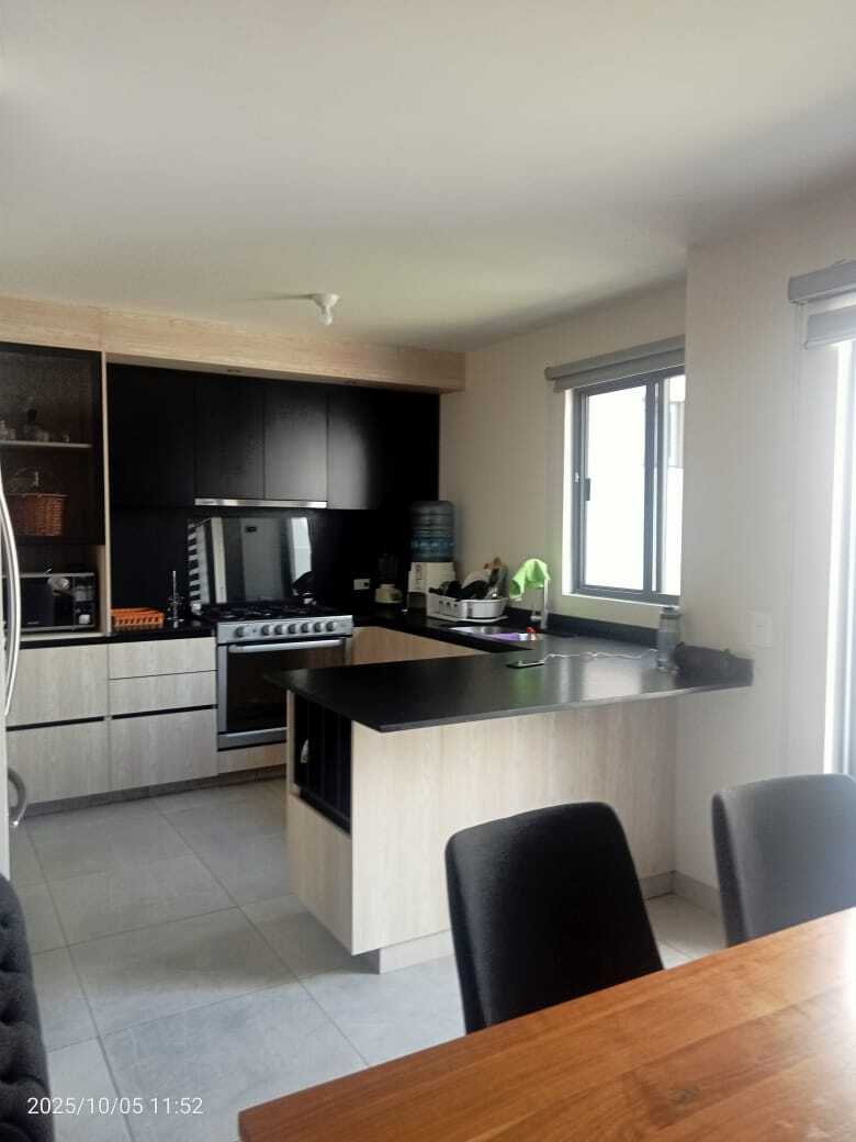 2 of 8: COCINA EQUIPADA CON ALACENA