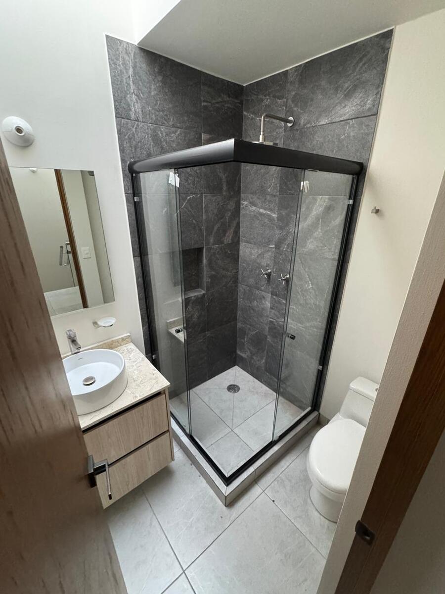 5 of 8: BAÑO EN AL RECAMARA PRINCIPAL CON VESTIDOR