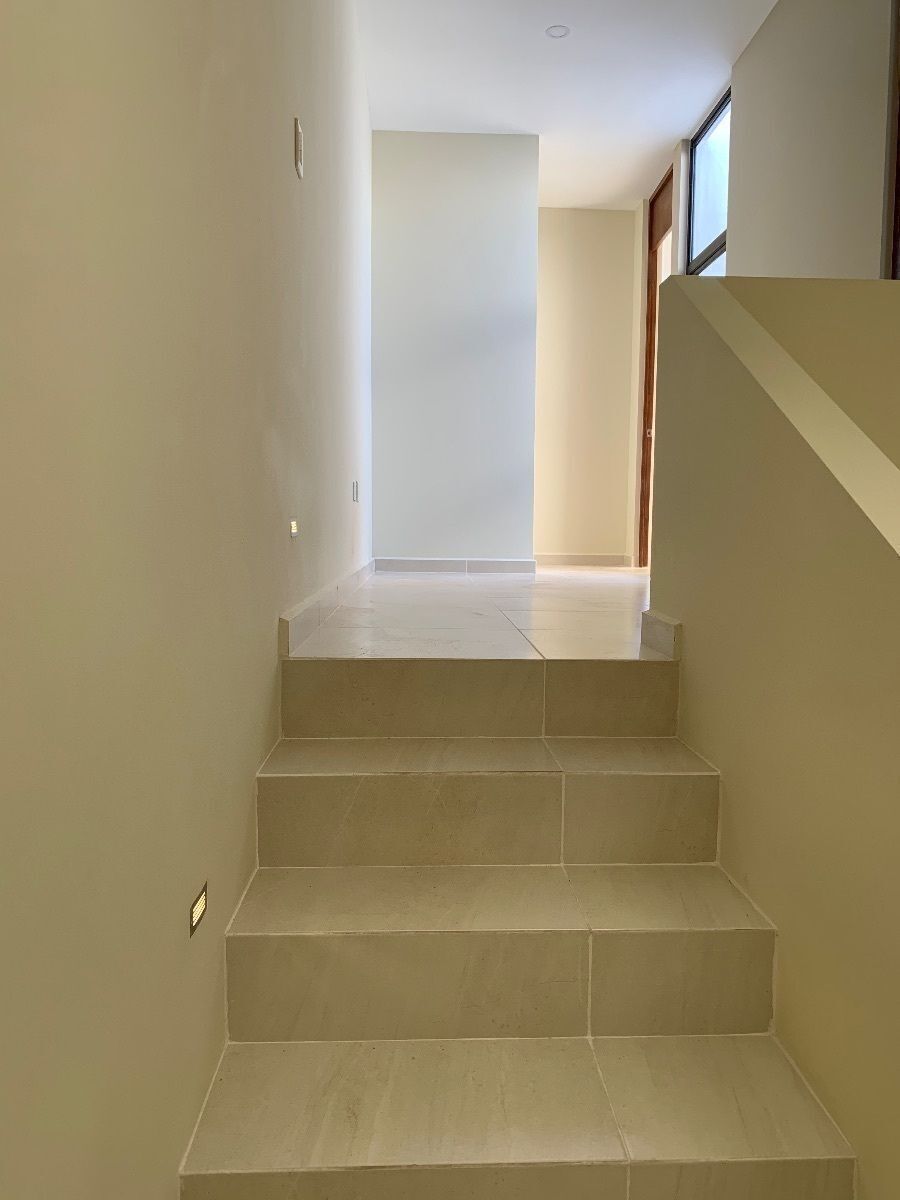 14 de 30: Amplia escalera