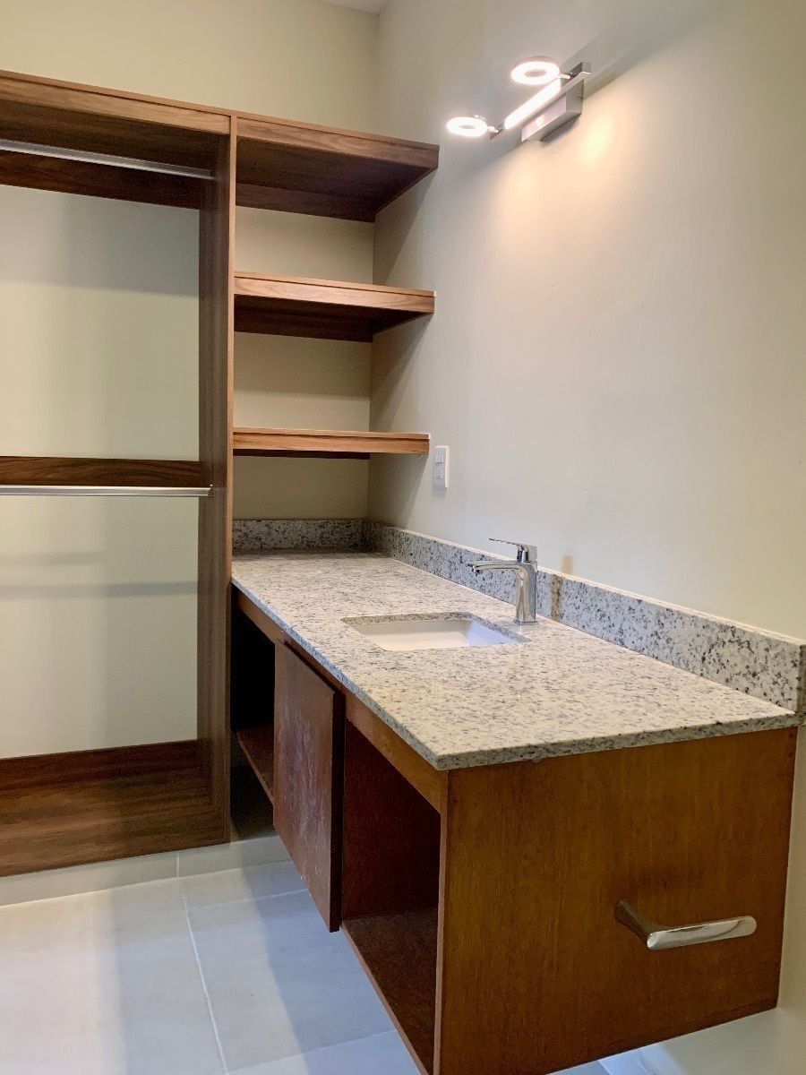 16 of 31: Baño principal con closet, superficie de granito y mas