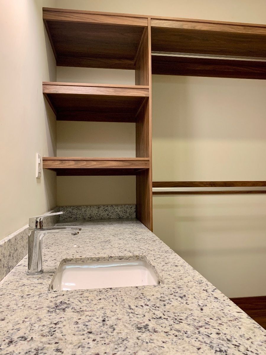 20 of 31: Espejos y lamparas de cortesia en baños