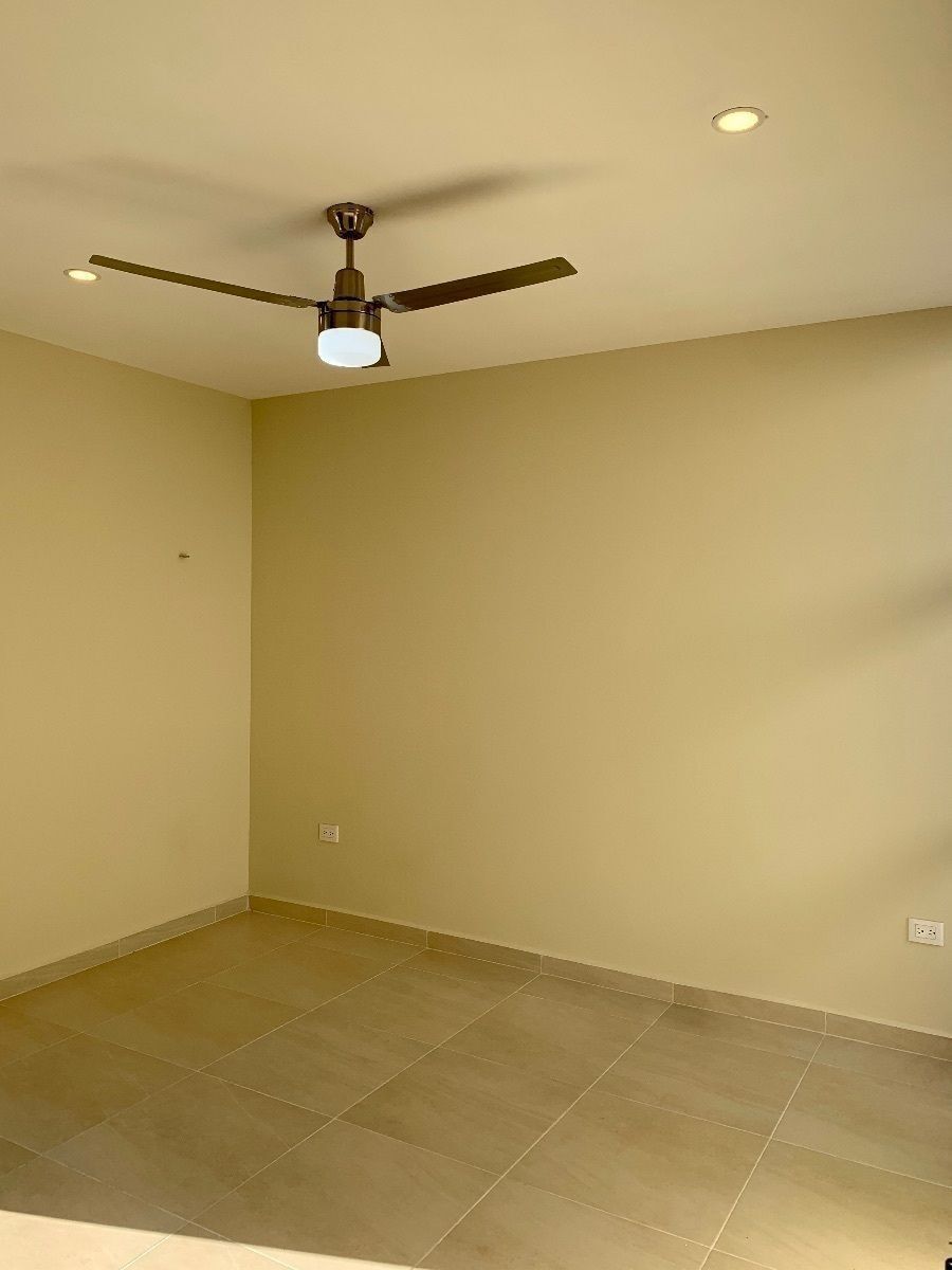 20 de 30: Recámaras con aire acondicionado y ventilador de techo.