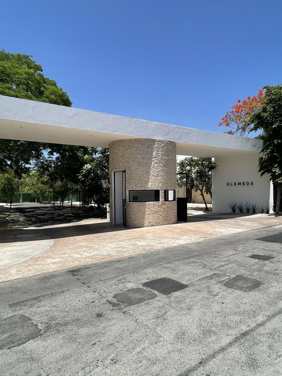 29 of 31: Acceso principal con vigilancia y plumas