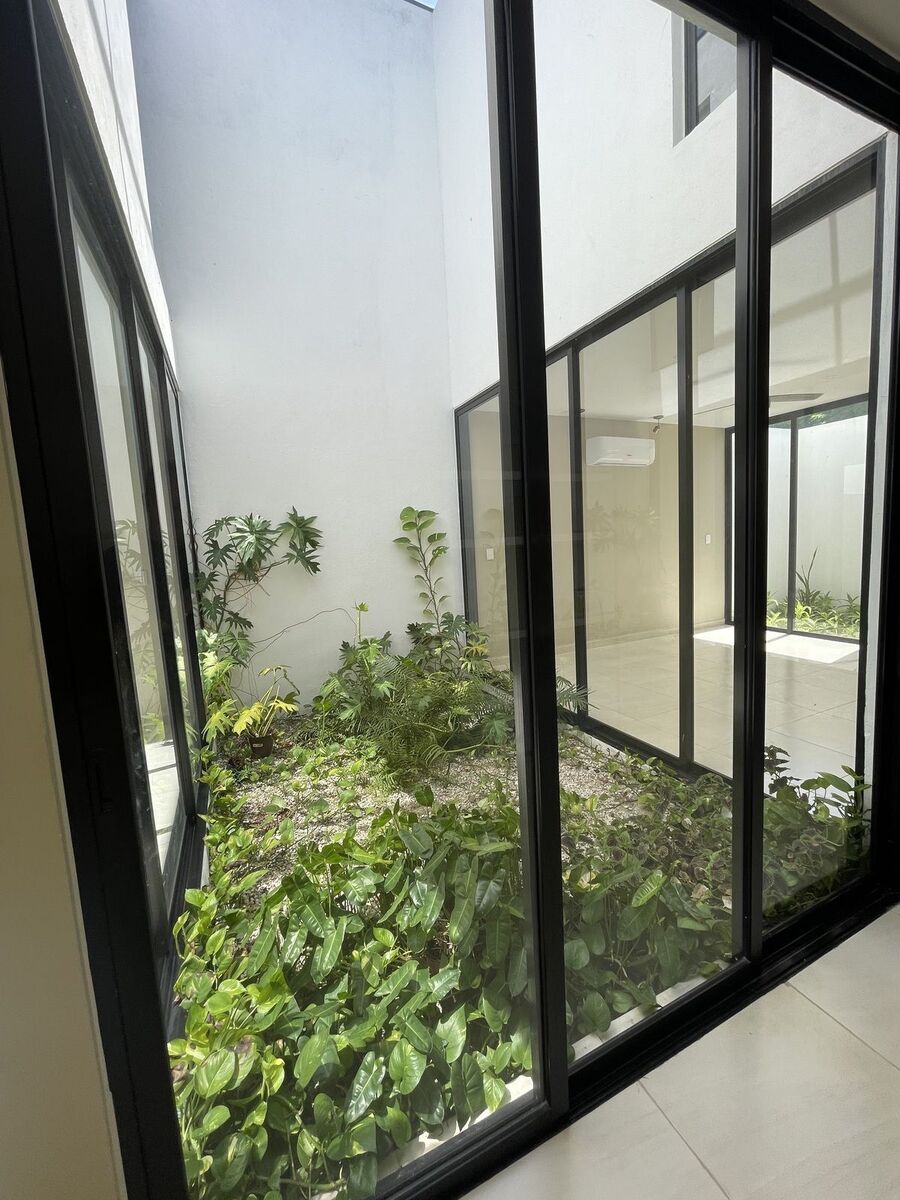 9 of 31: Vista a jardín central