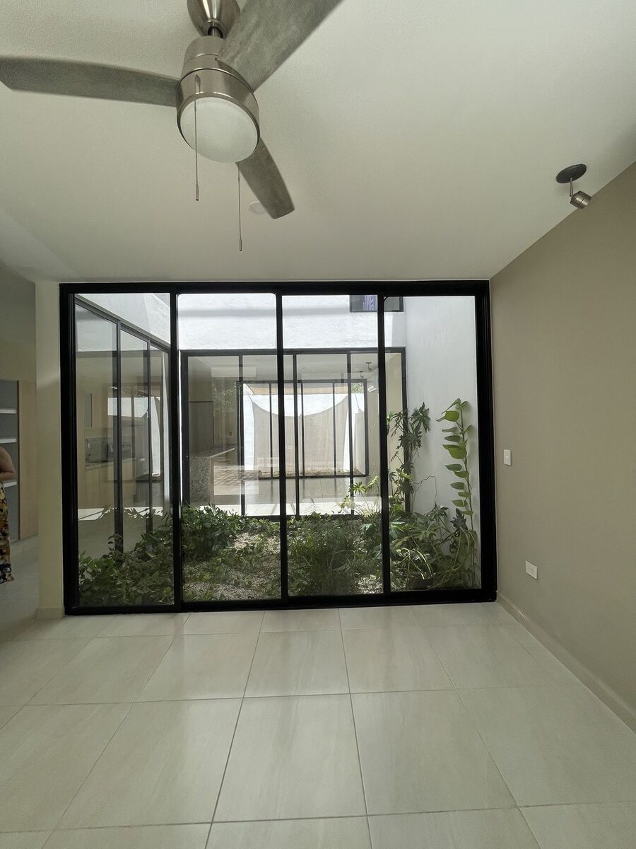 9 de 30: Vista desde sala hacia patio