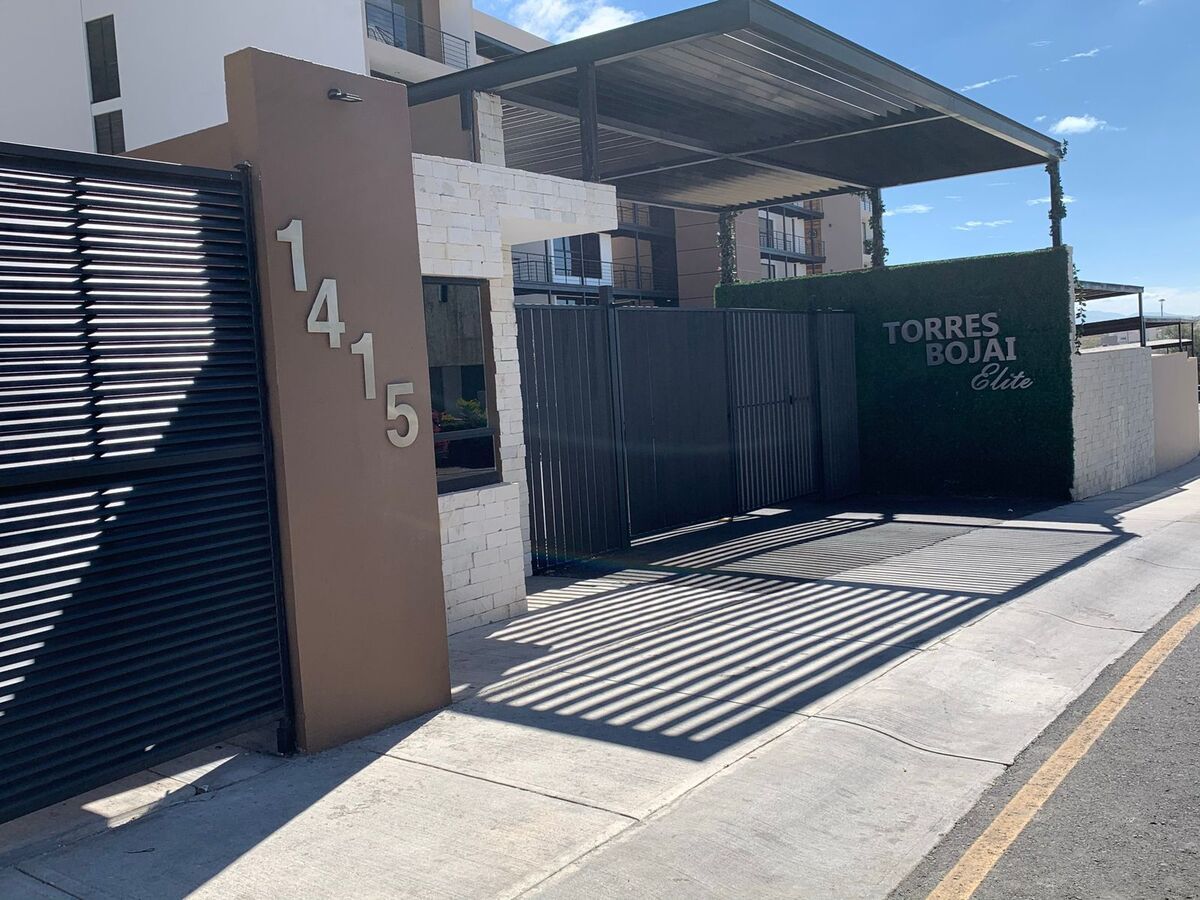 13 de 14: Entrada al Condominio