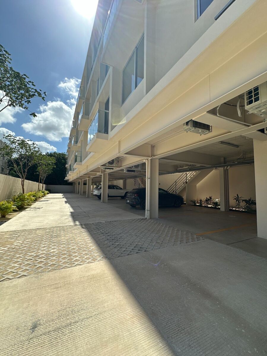 14 de 16: ESTACIONAMIENTO