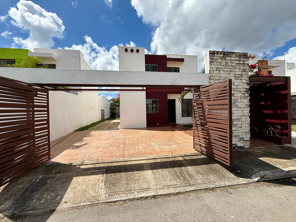Casa com TRÊS QUARTOS em LOS HEROES, Mérida, foto 1 de 37