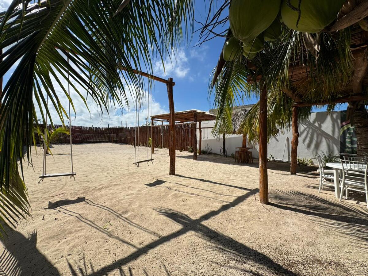 3 of 43: Área de juegos de playa