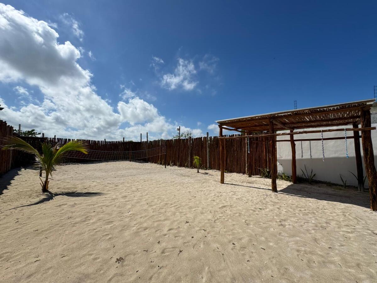 28 of 43: Área de palapa para hamacas