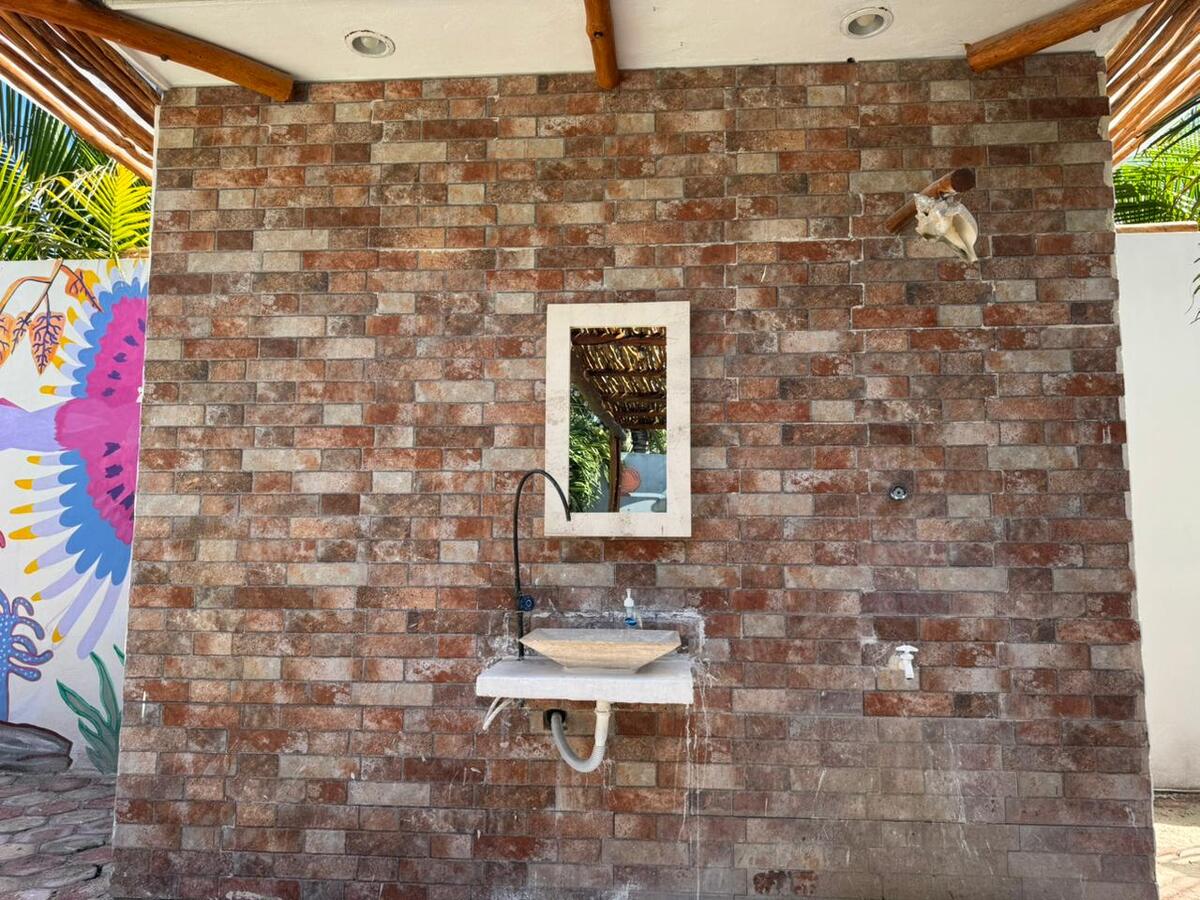 32 of 43: Baño de área social