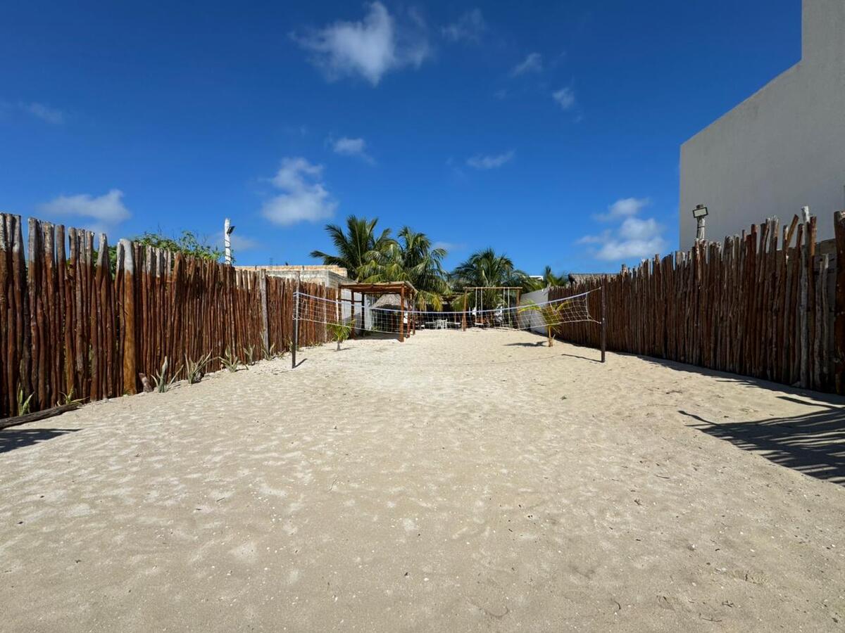 30 of 43: Área de juegos de playa