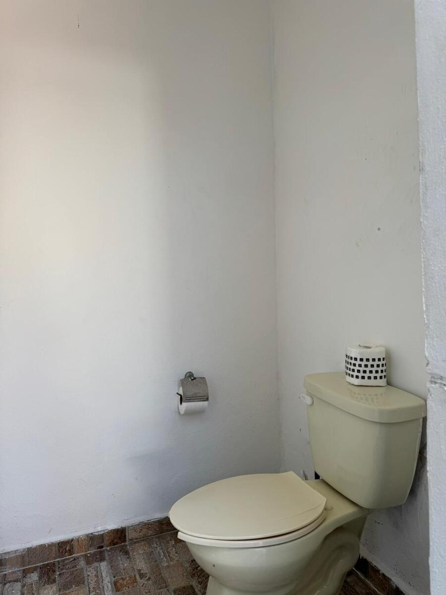 33 of 43: Baño de área social