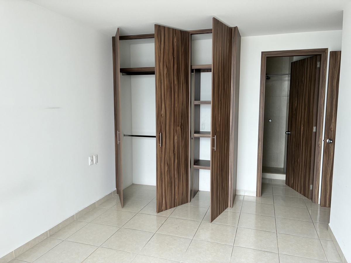 9 de 18: Recámara con clóset