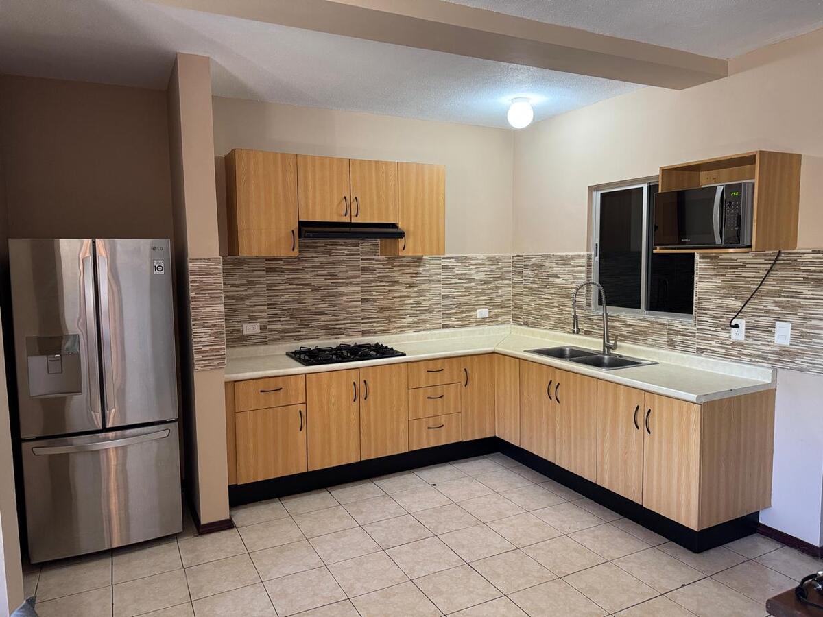 3 de 25: COCINA (refrigerador no incluido)