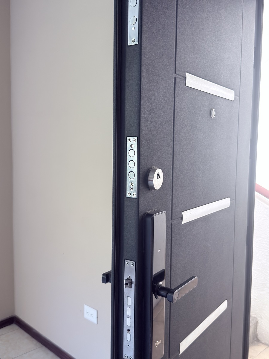 6 de 25: PUERTA DE SEGURIDAD