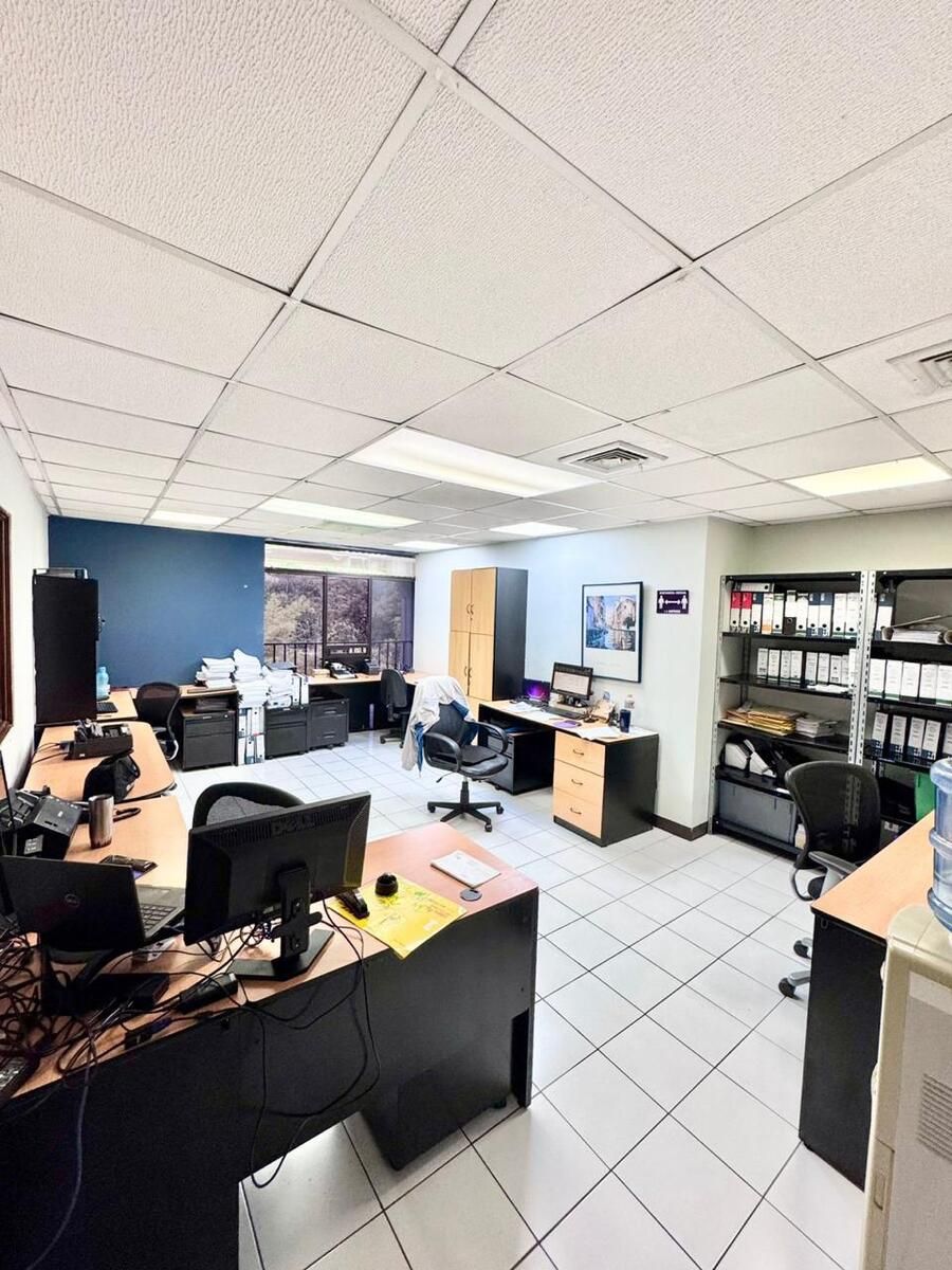 VENDO OFICINAS – ZONA 11