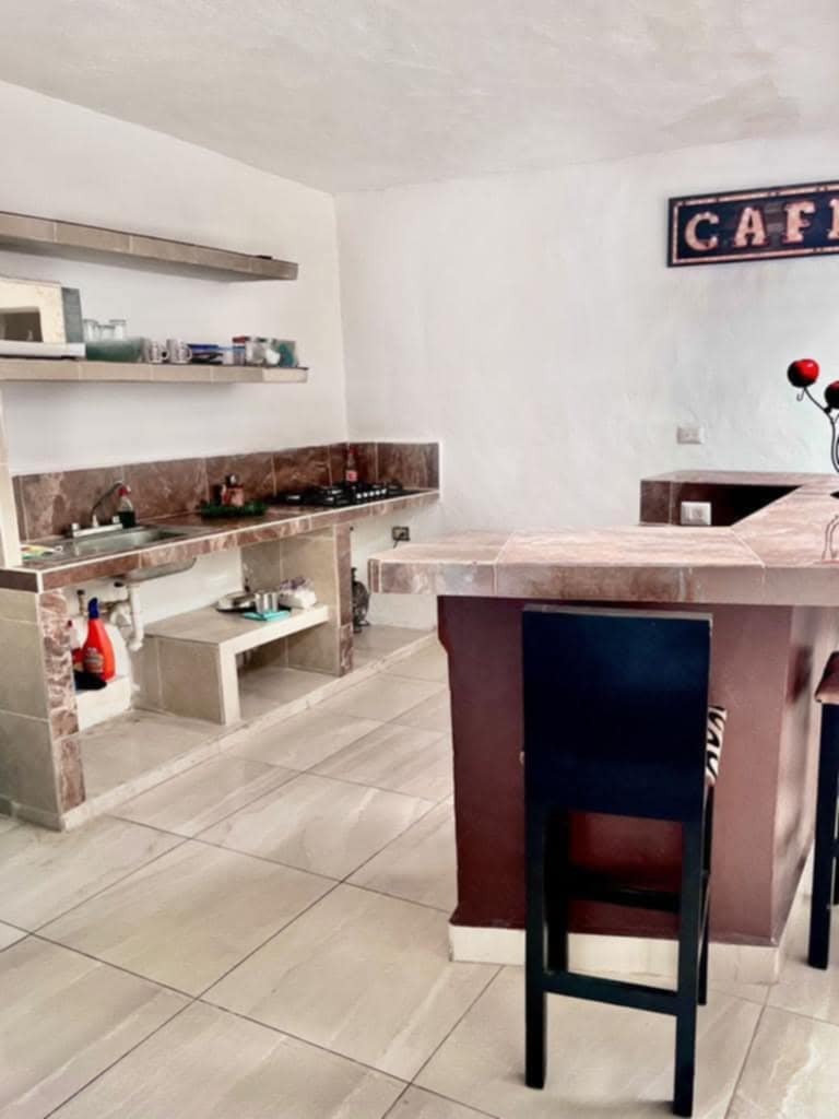 3 of 12: Cocina con barra desayunador