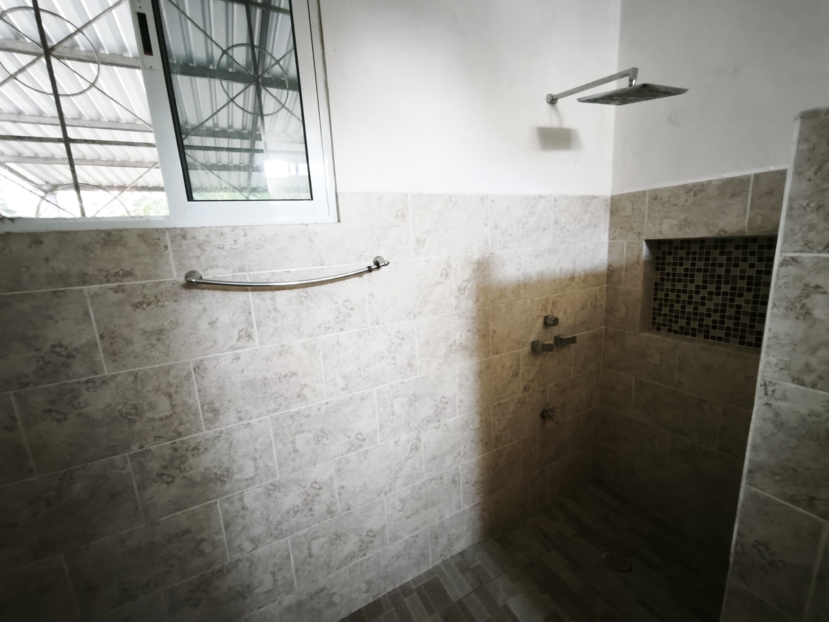 11 of 12: Baño ( Vista Regadera)