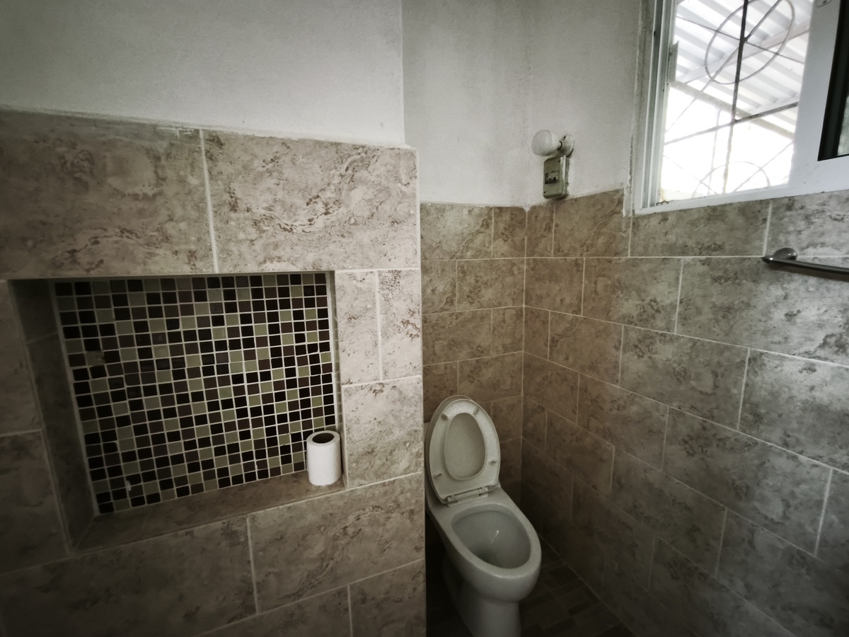 12 of 12: Baño ( Vista Inodoro)