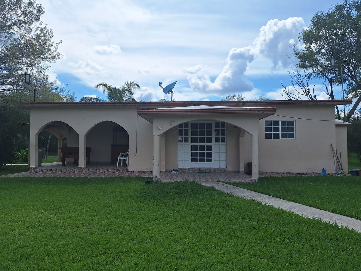 4 de 28: Fachada Principal y área de juegos exterior.