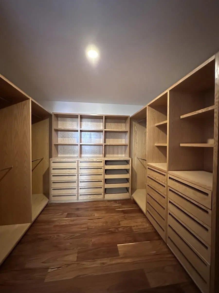 7 of 9: Vestidor de la recamara principal