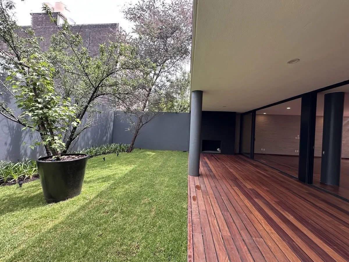 1 of 9: Terraza con chimena y jardin