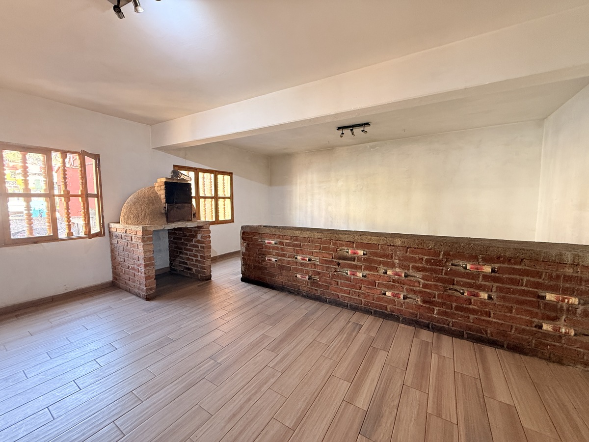 17 of 25: Local Planta Alta