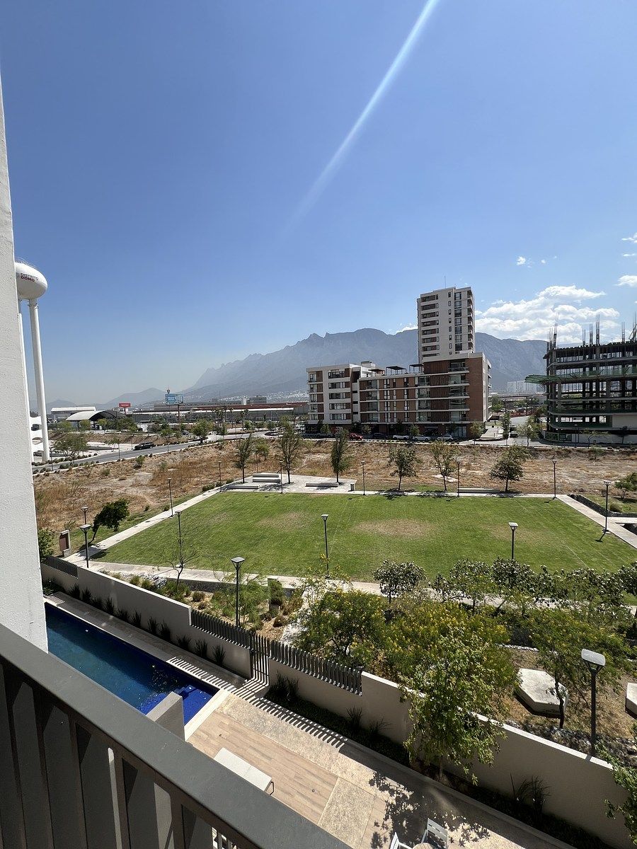 11 de 37: Balcón con vista panorámica a parque