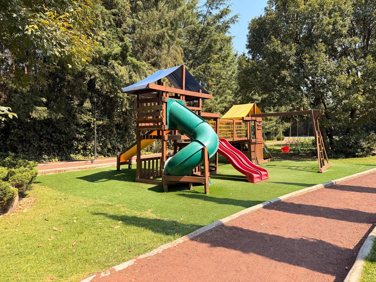 42 de 49: Juegos infantiles  Las Haciendas, Barranca de Tarango 80